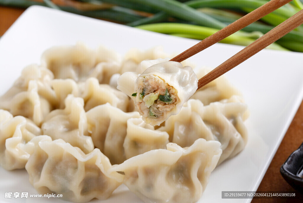 筷子夹起美味饺子