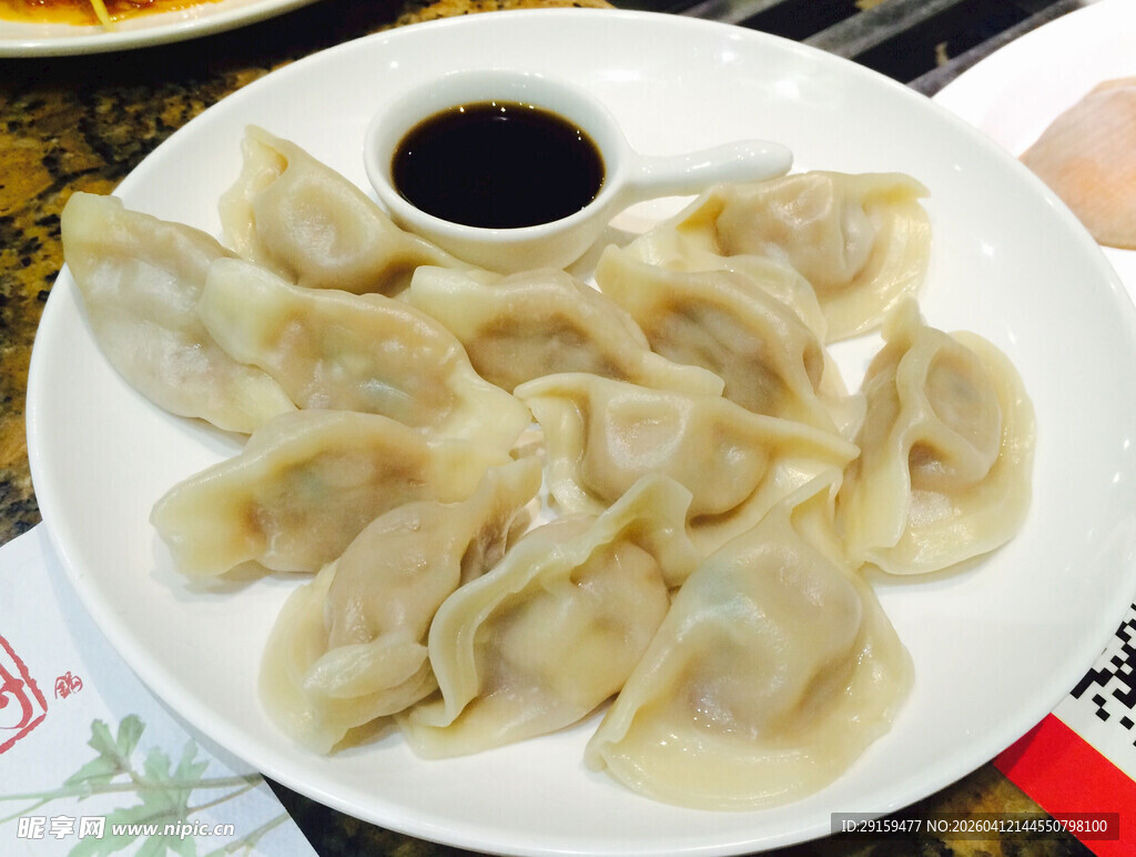 一盘美味饺子配蘸料