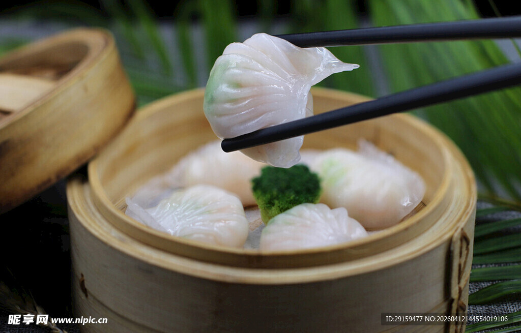 竹制蒸笼中的美味虾饺
