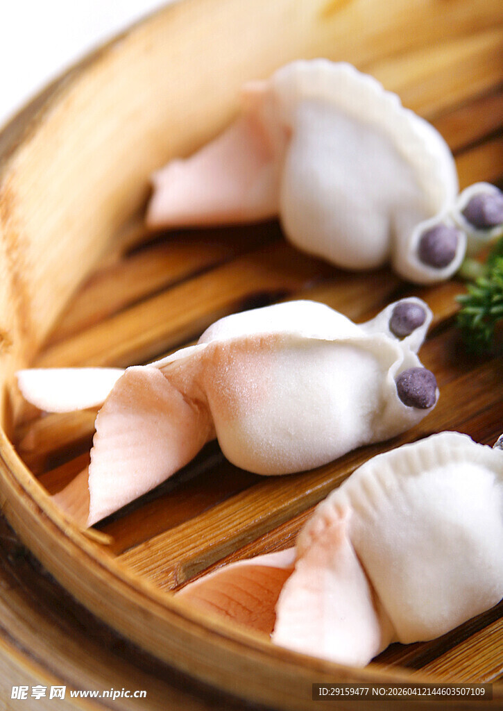 精致特色饺子摆于竹盘