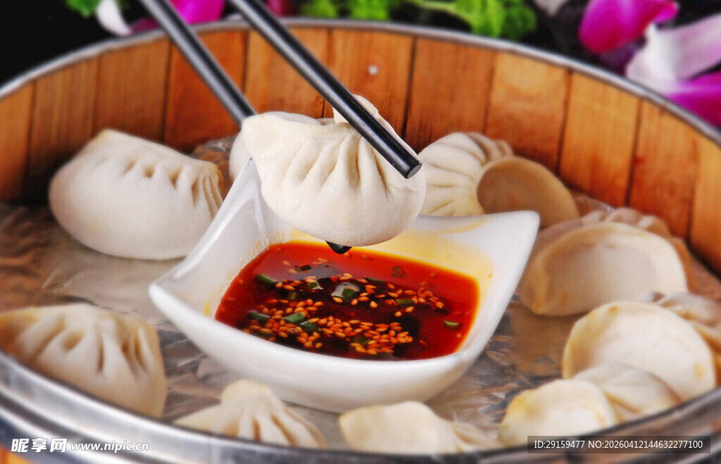 美味小笼包配特色蘸料