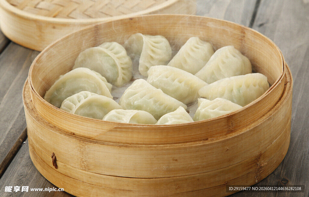 竹制蒸笼里的美味饺子