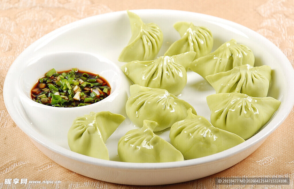 翡翠饺子配蘸料