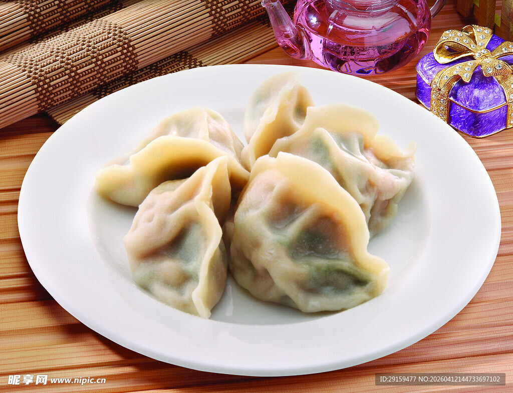 美味饺子摆于盘中