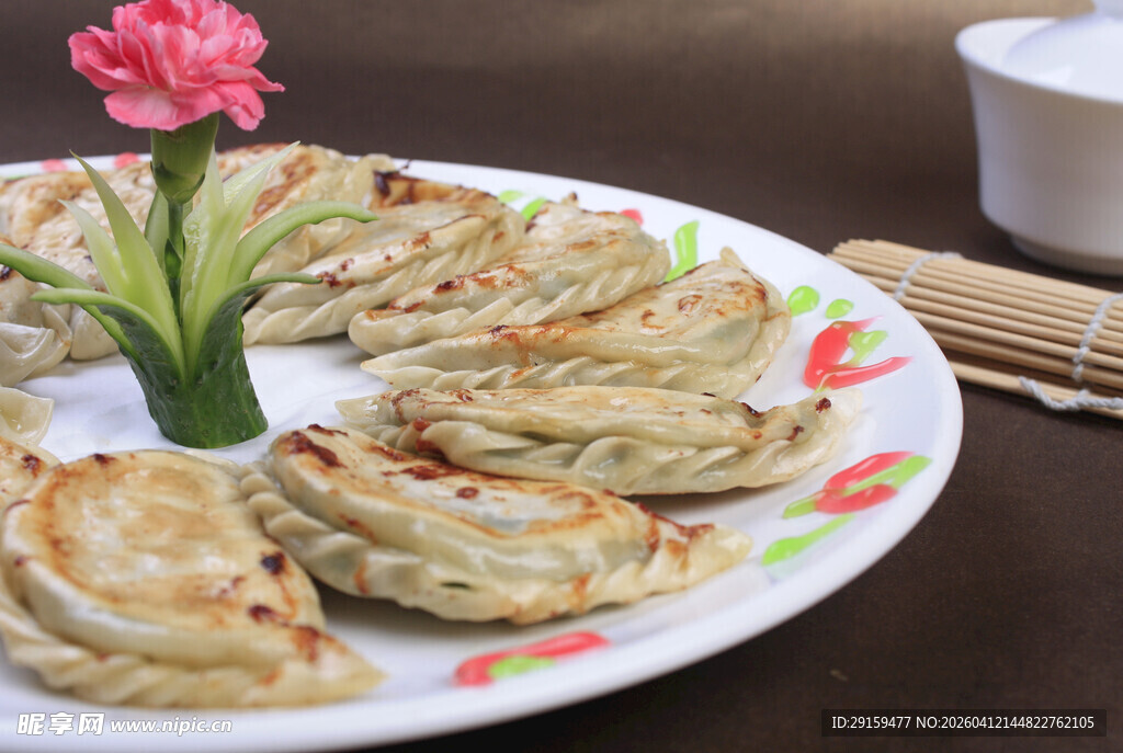 美味香煎馅饼摆于盘中