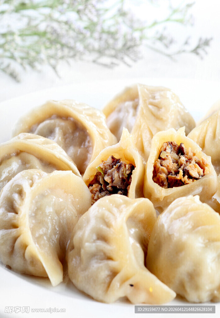 美味饺子摆盘中