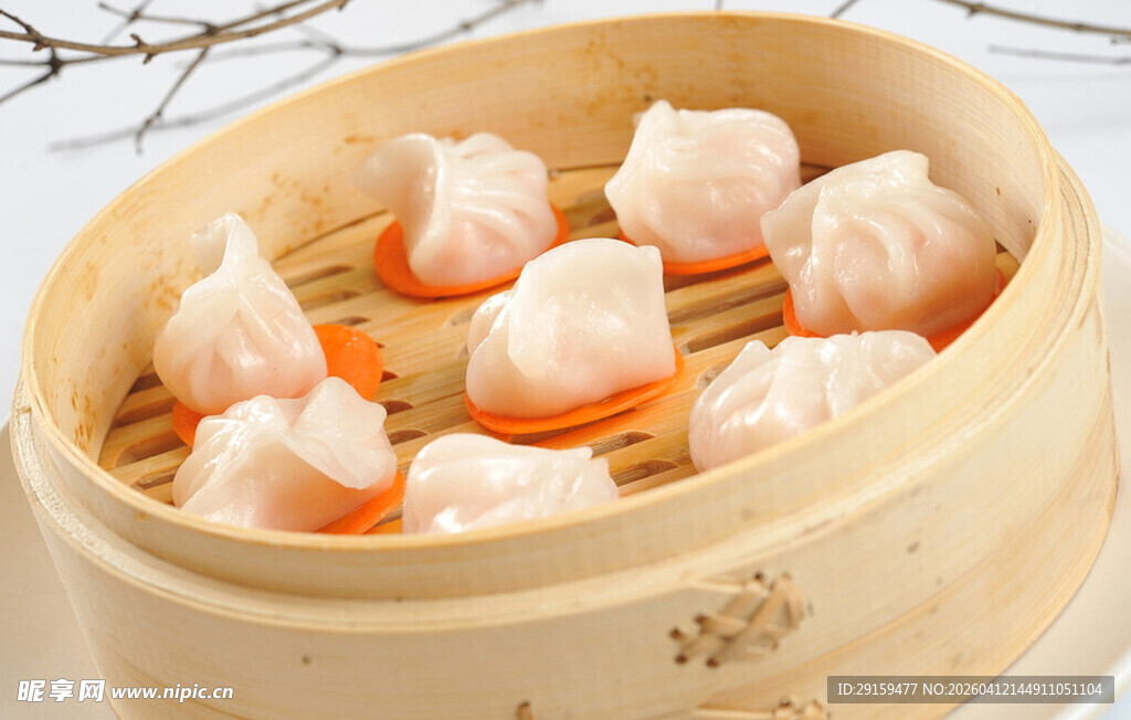 竹制蒸笼里的美味虾饺
