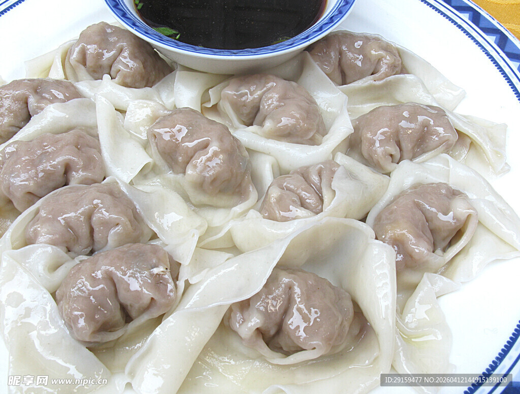 美味馄饨配蘸料