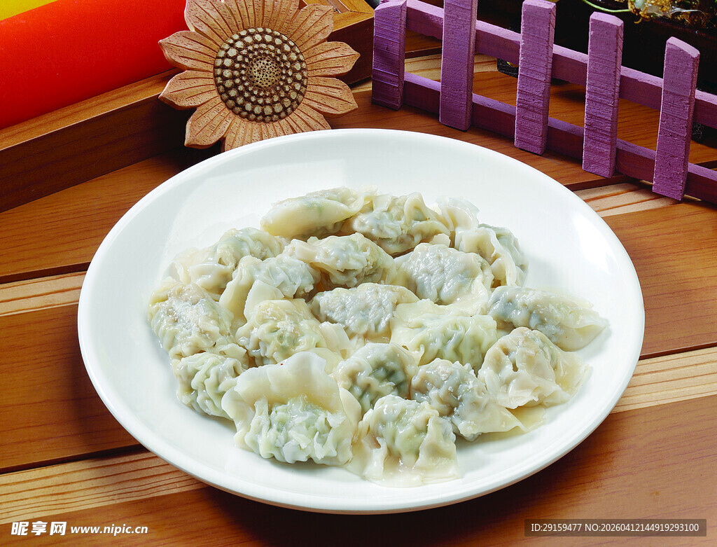 美味翡翠饺子摆于盘中