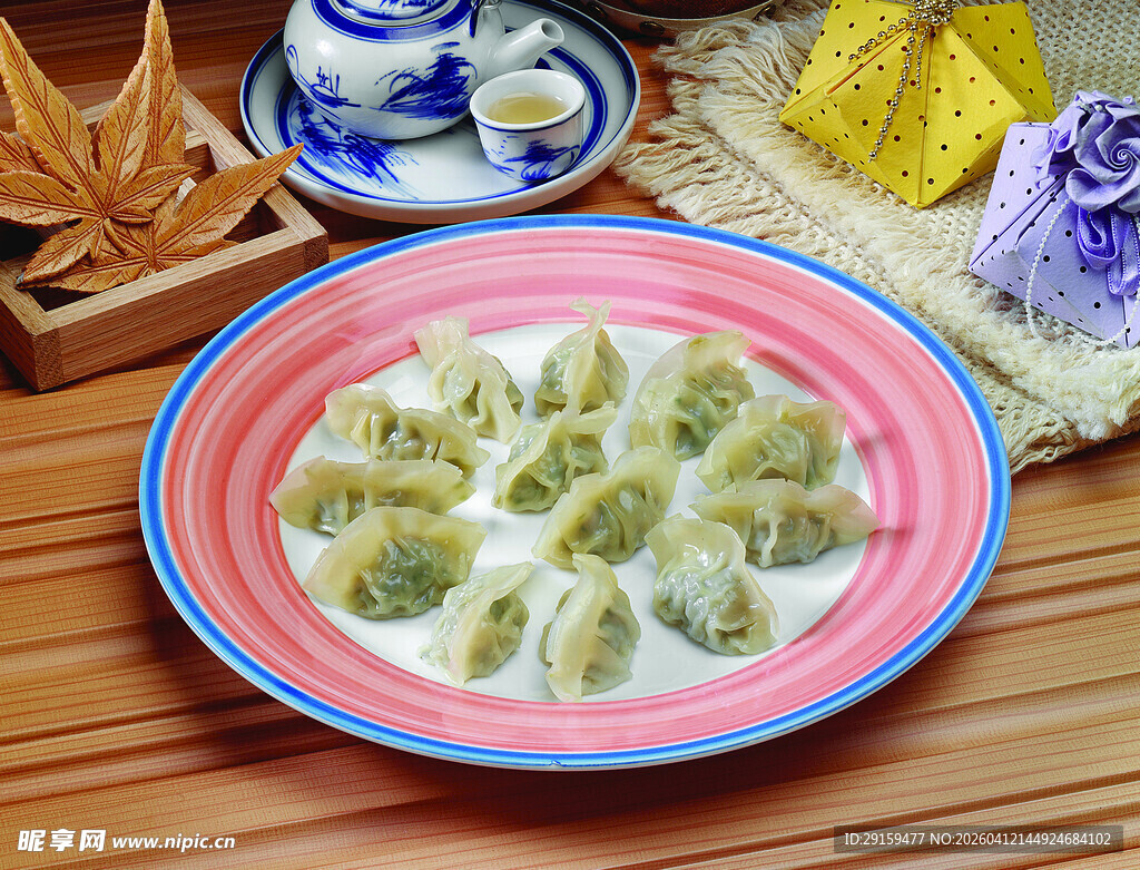 粉色盘中的美味饺子