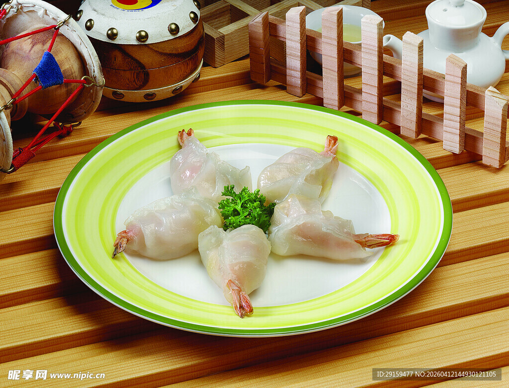 翡翠鲜虾饺摆于绿盘上