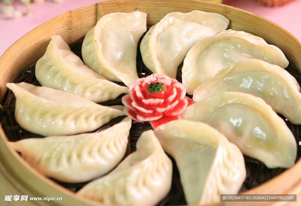 竹制蒸笼里的美味饺子