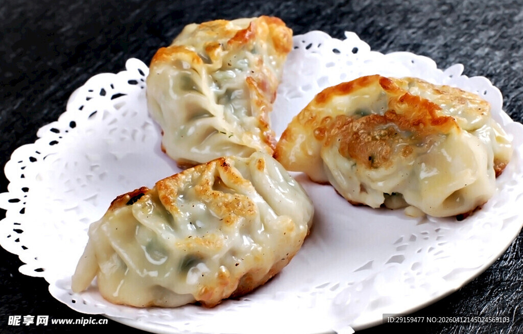 美味煎饺摆于精致盘上