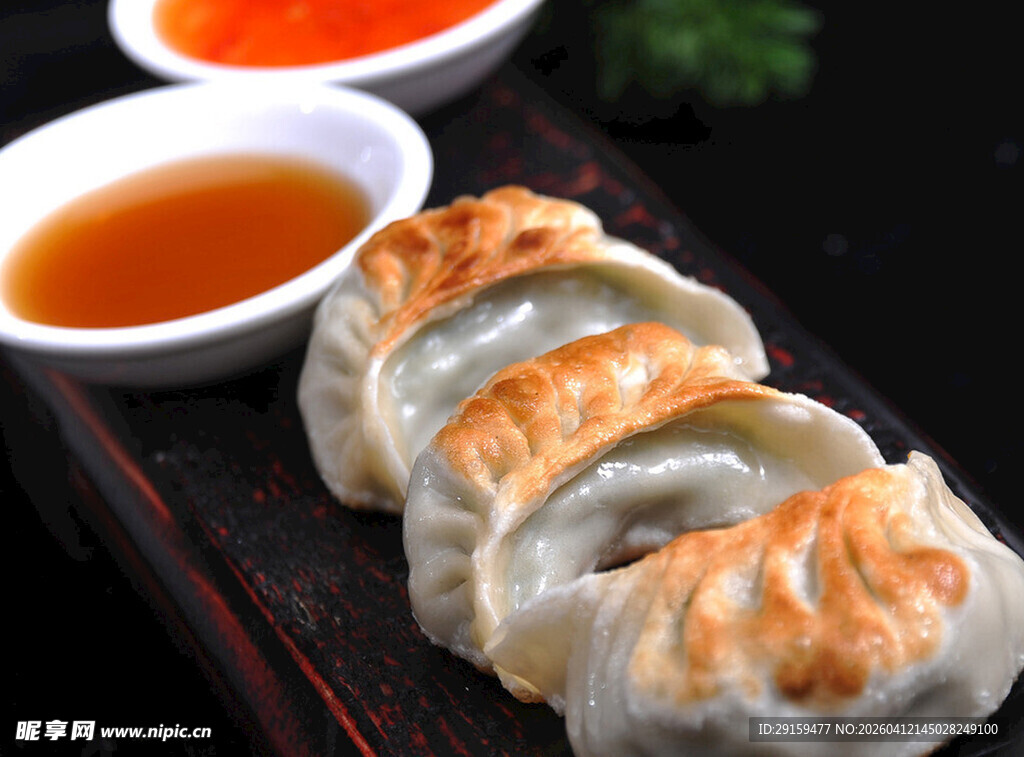 美味煎饺配特色蘸料