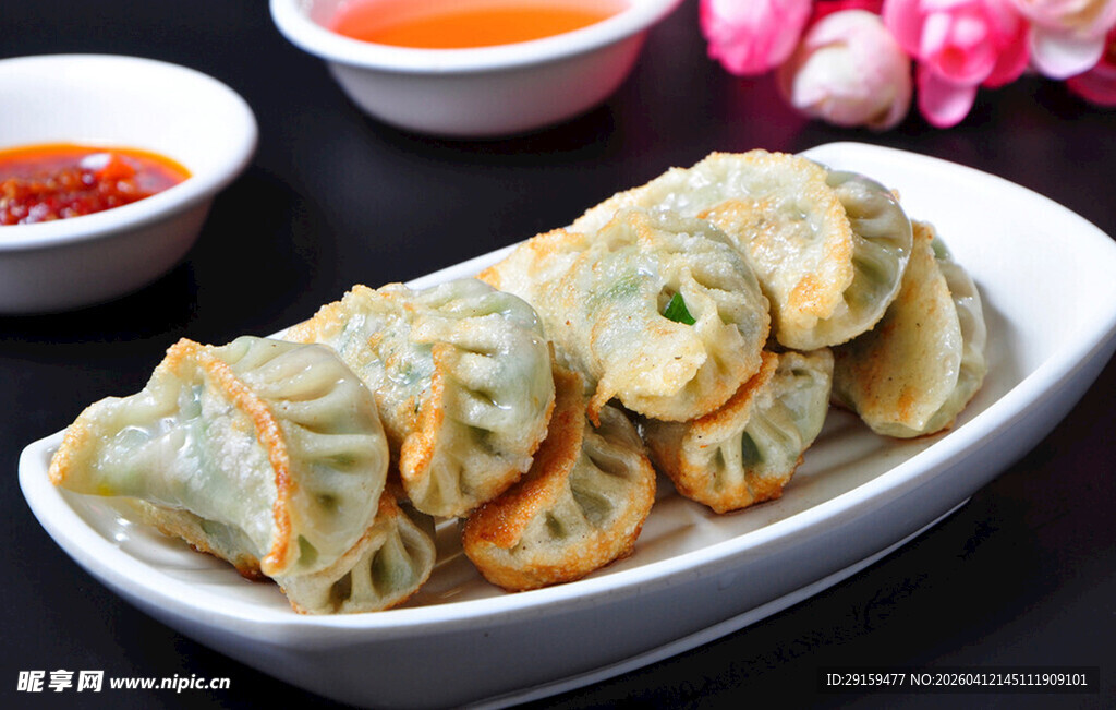 香脆煎饺配多样蘸料