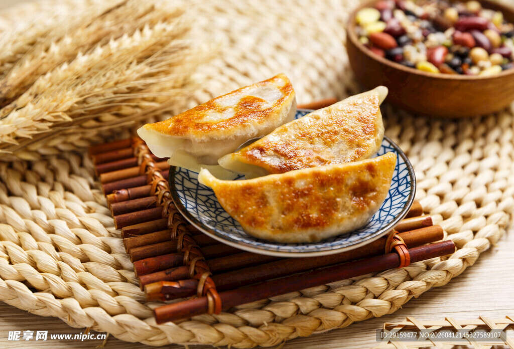 美味煎饺摆放在编织垫上