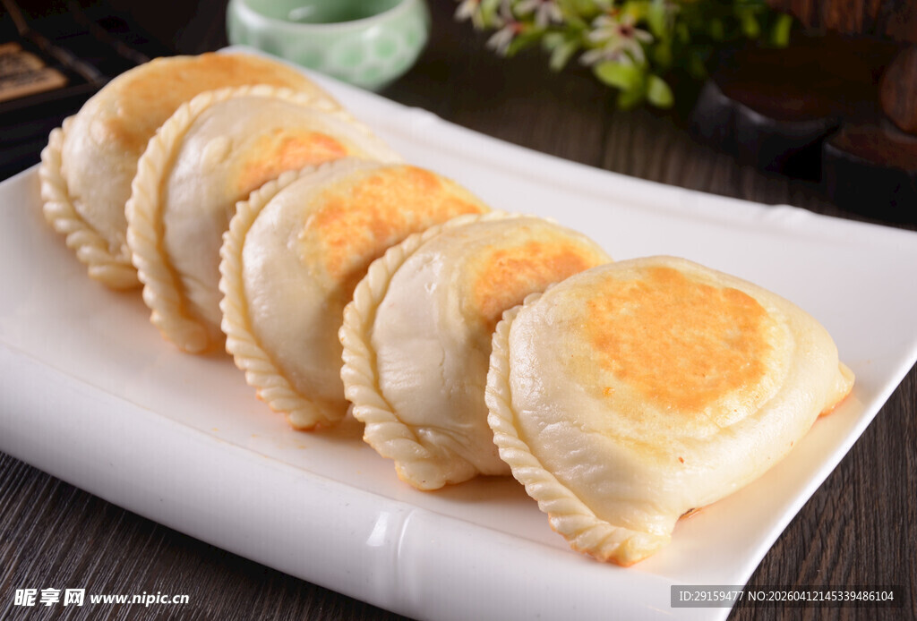 美味煎饺摆放在白色盘中