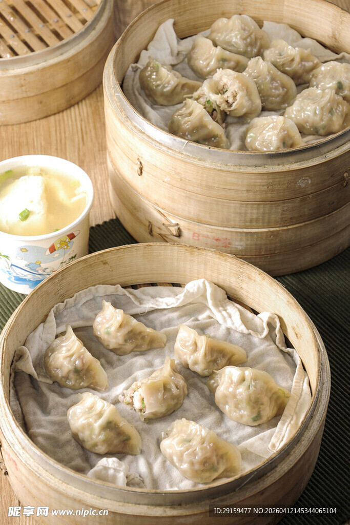 美味蒸饺置于竹制蒸笼中