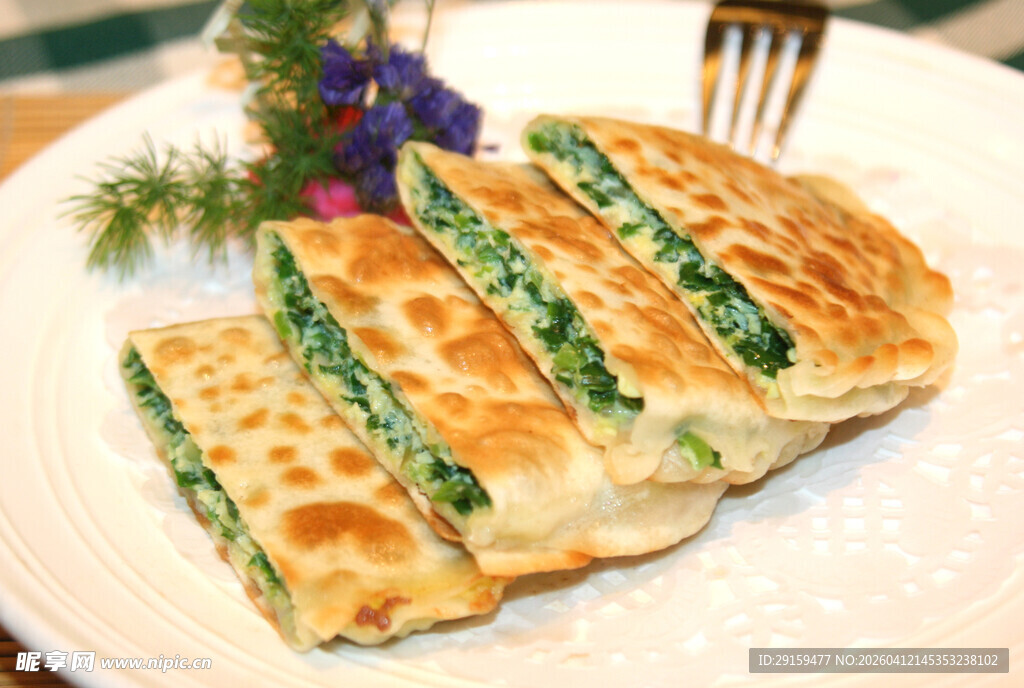 美味菠菜煎饼摆于盘中