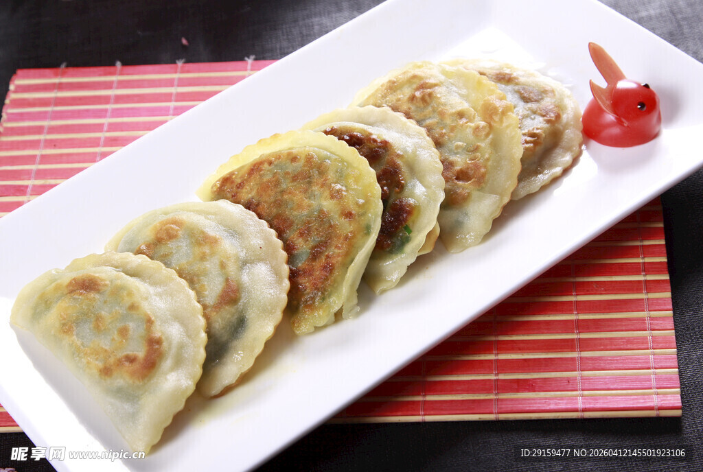 美味煎饺摆盘精致