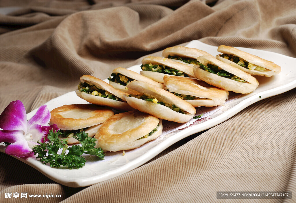 美味夹馅饼摆放在瓷盘上