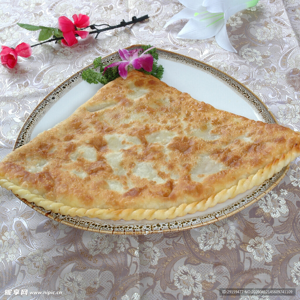 美味煎饼摆于精致盘中