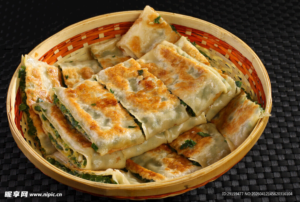 美味煎饼整齐摆放在碗中