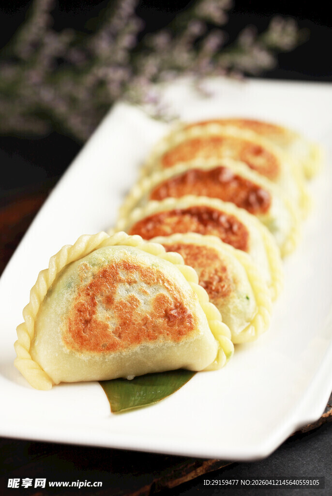 美味煎饺摆放在白色盘中