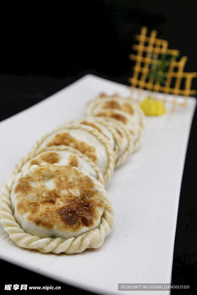 香煎面饼摆于盘上