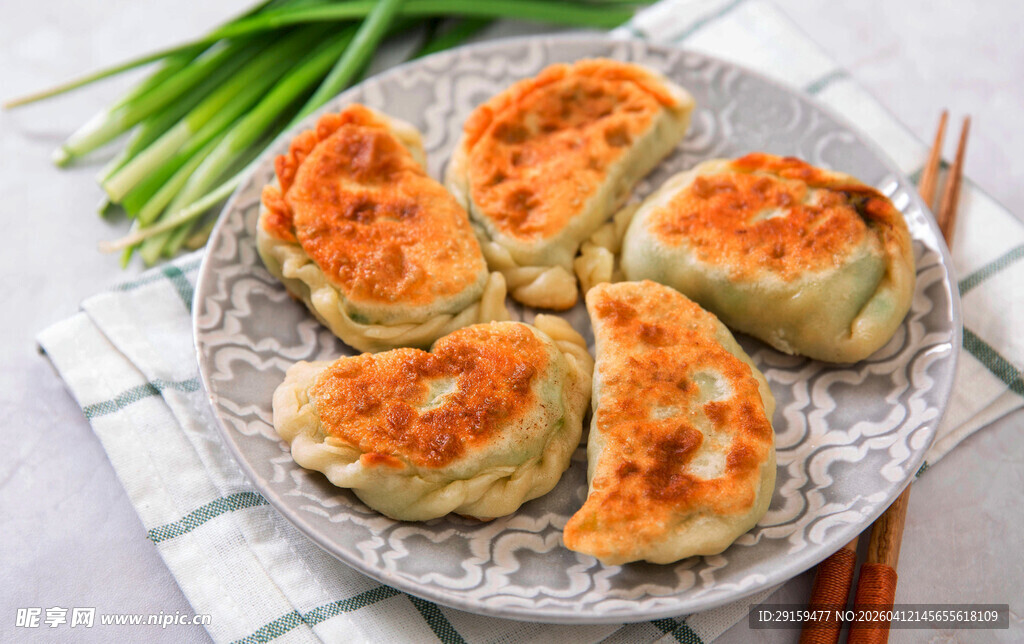 香煎美味馅饼摆于盘上