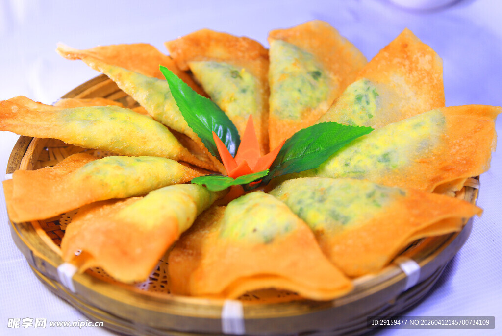 竹篮中的美味彩色馄饨