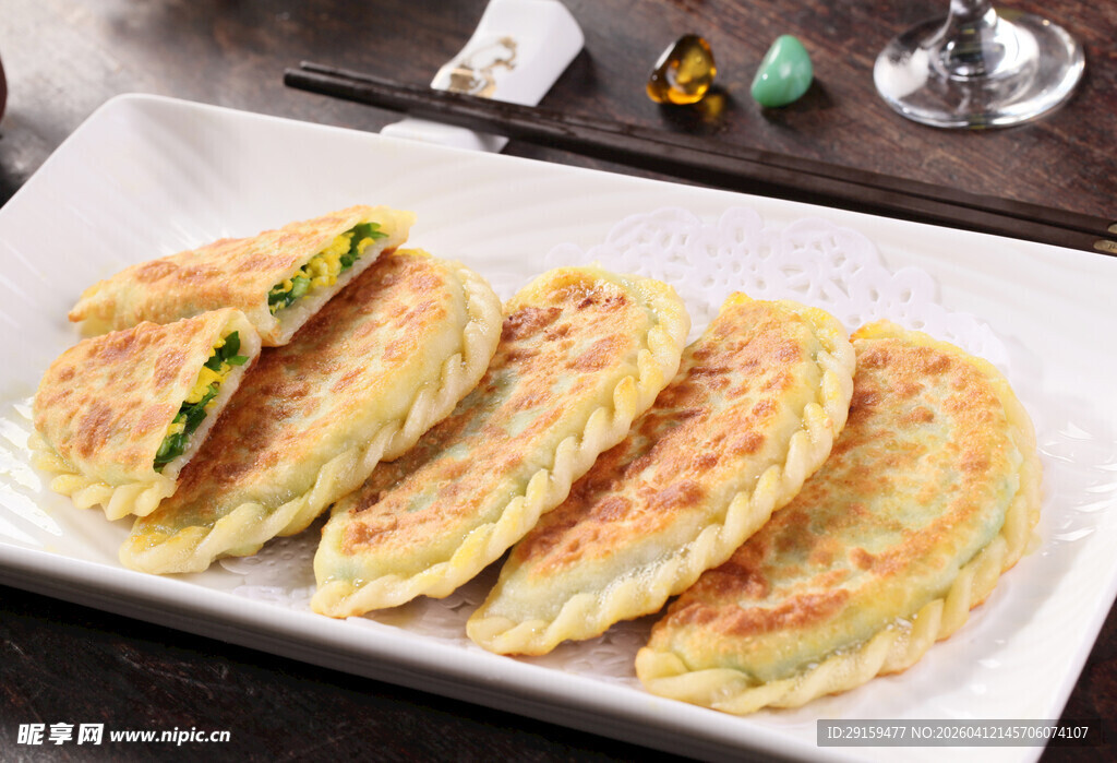 美味蔬菜煎饼整齐摆盘中