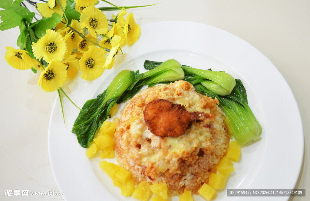 美味虾仁炒饭配清新蔬菜