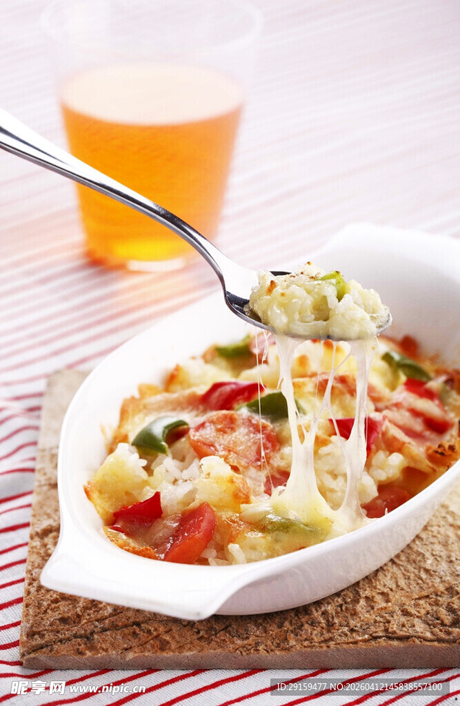 美味芝士焗菜一勺舀起