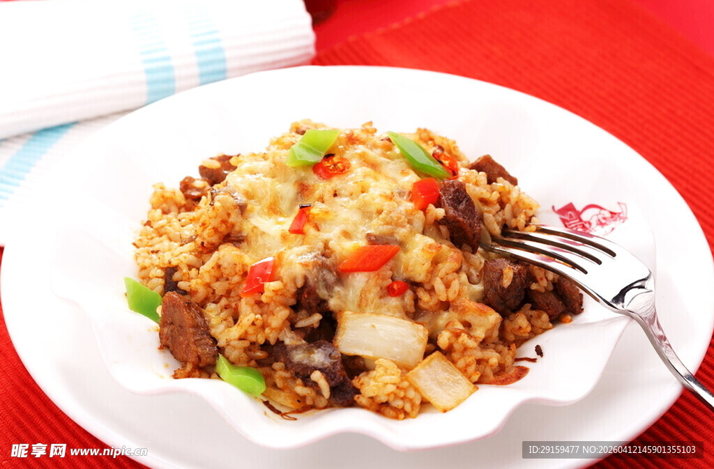 美味香菇炒饭摆于盘中