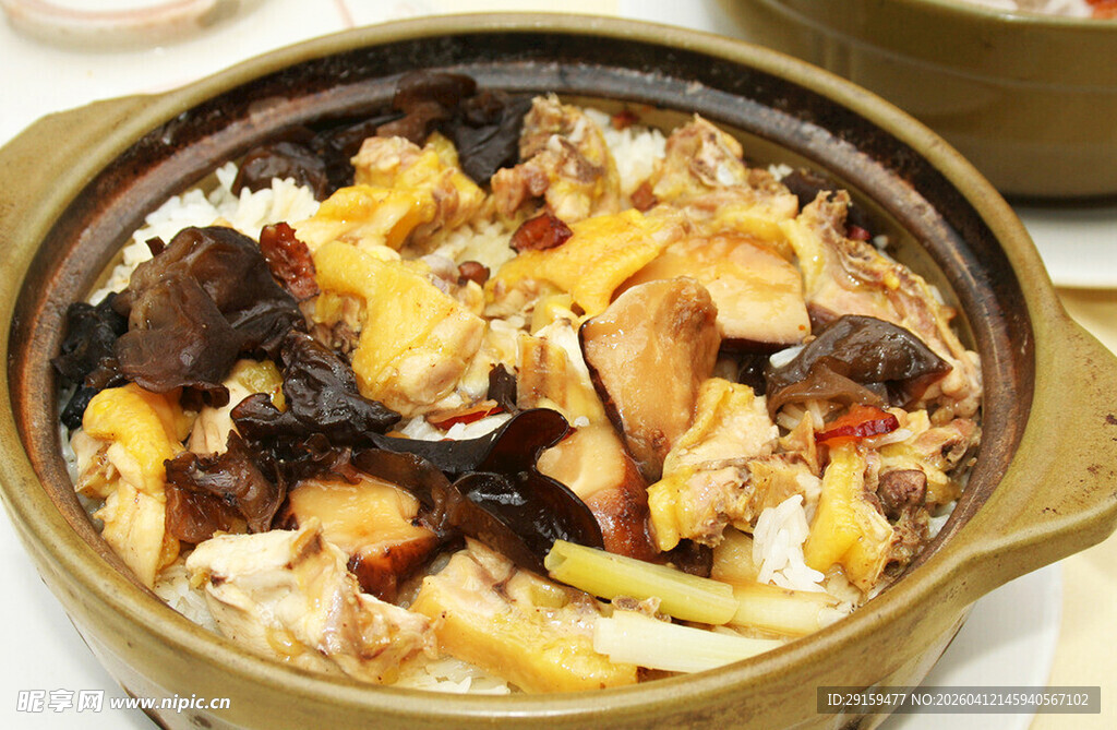 美味营养的砂锅煲仔饭