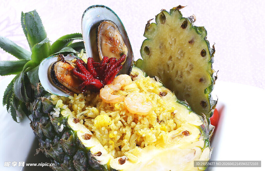 菠萝海鲜炒饭创意美食
