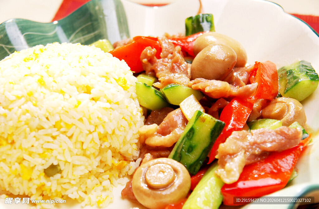 美味鸡肉蔬菜配米饭