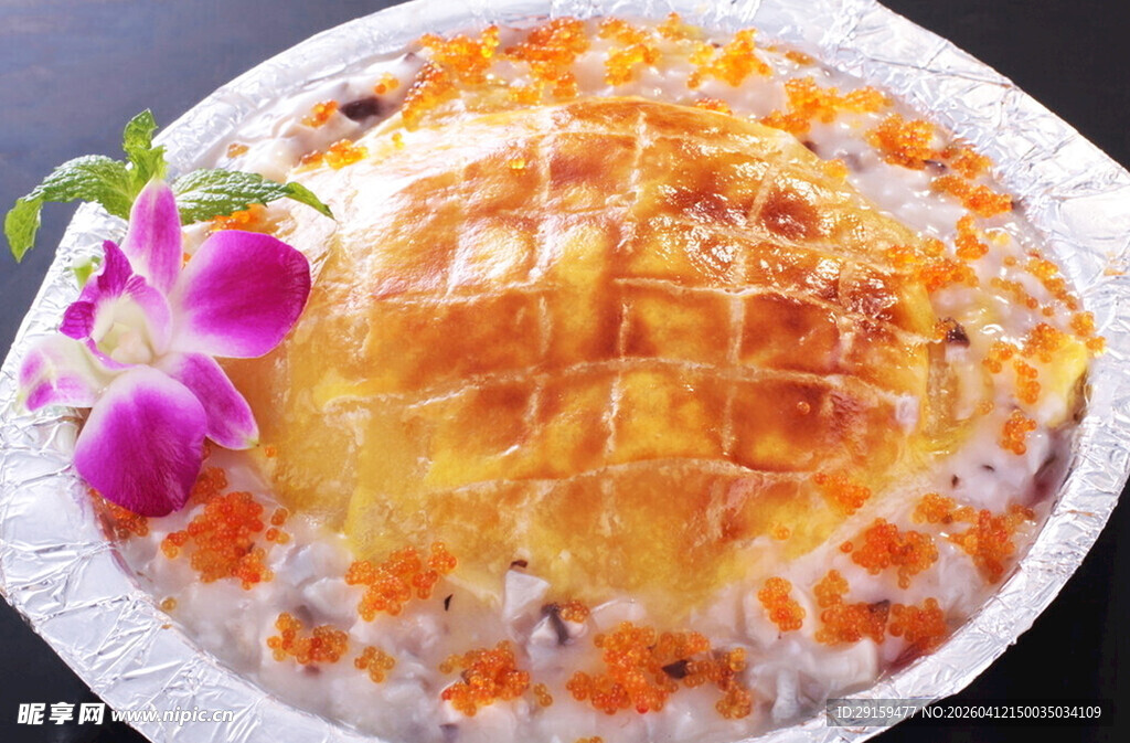 美味焗饭配鲜花装饰