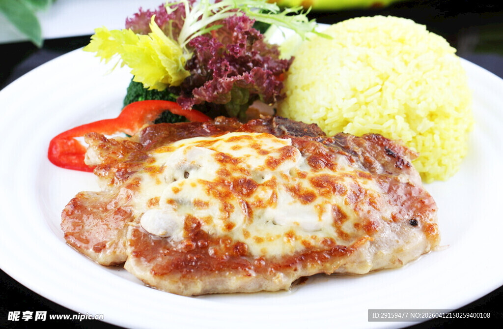 香煎鸡排配蔬菜与米饭