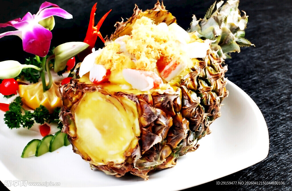 菠萝海鲜船美食拼盘