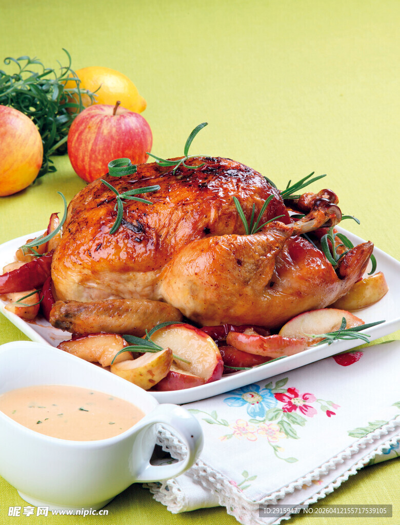 烤鸡配蔬菜与蘸酱