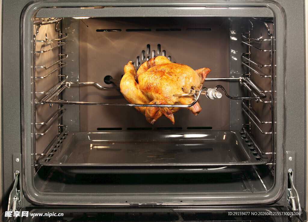 烤箱中烤制的美味鸡肉