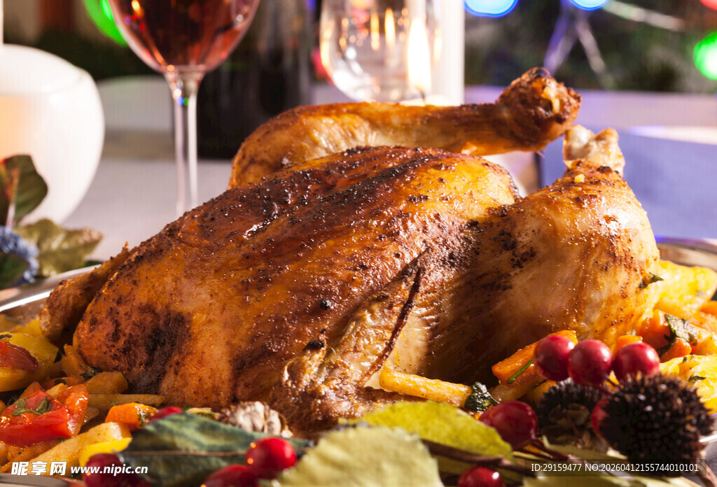 丰盛烤鸡大餐摆桌