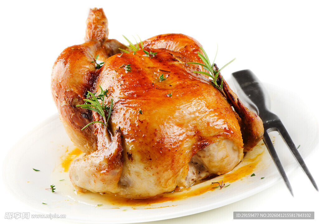 美味烤鸡摆放在白色盘中