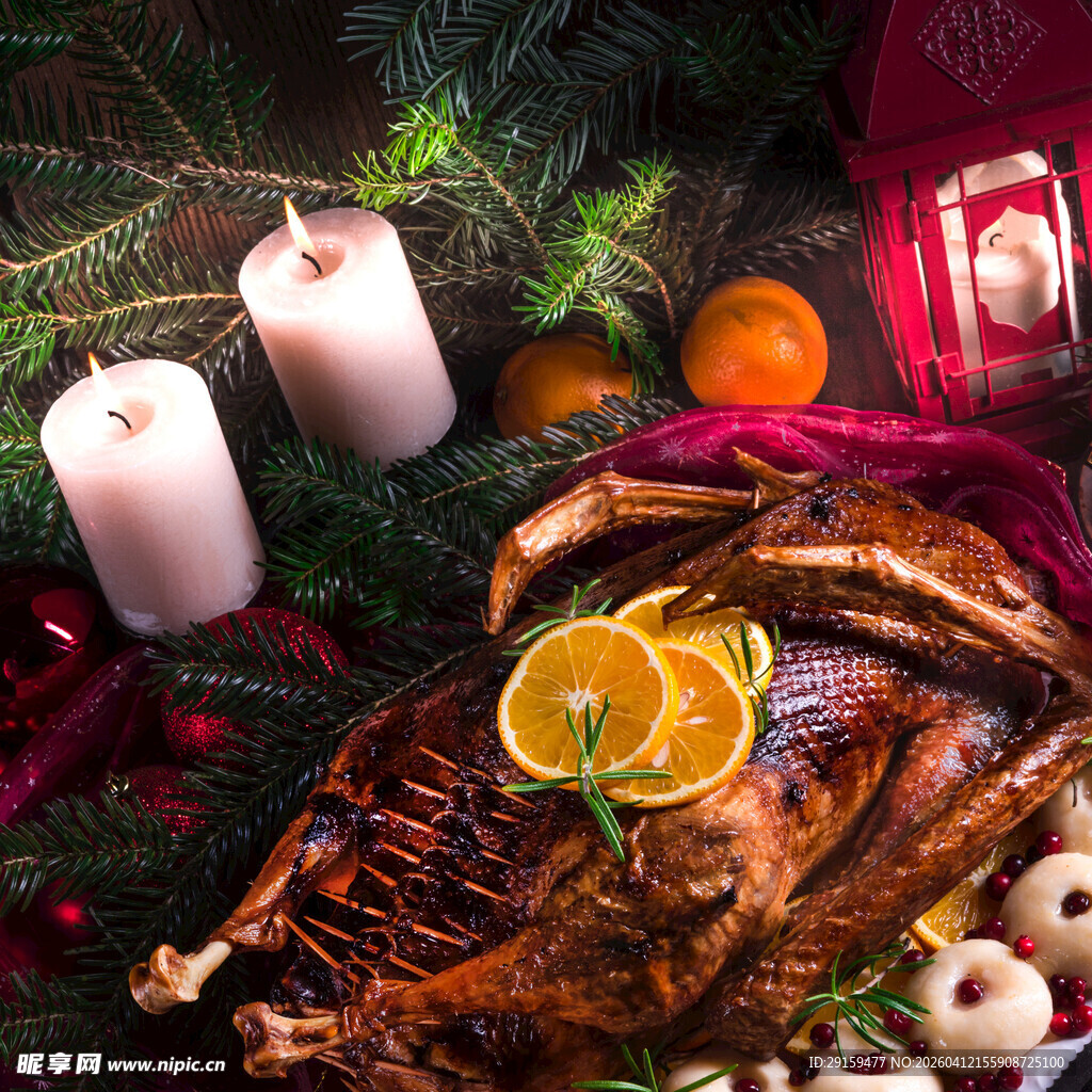 圣诞烤火鸡与节日装饰