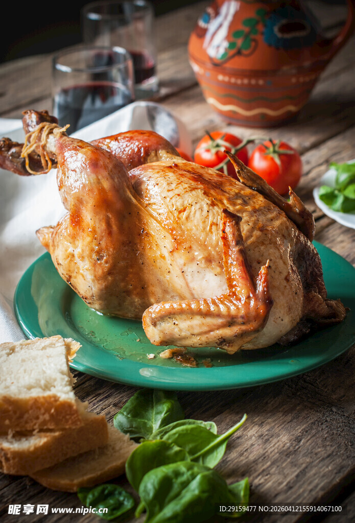 烤鸡配蔬菜摆于木桌