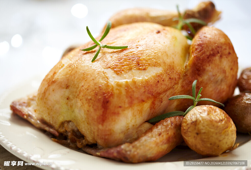 烤鸡配土豆与迷迭香