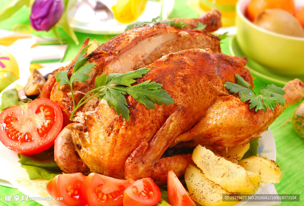 美味烤鸡配蔬菜与薯条