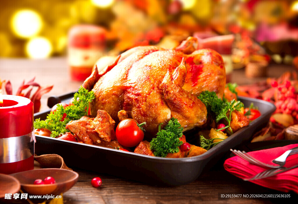 美味烤鸡搭配丰盛菜肴